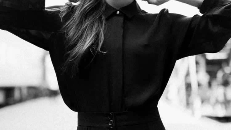 woman-and-trains-bw-picture-id1129725316