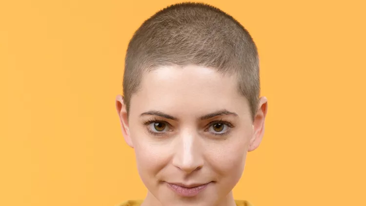 studio-portrait-of-a-beautiful-young-caucasian-woman-with-shaved-head-picture-id1215703785