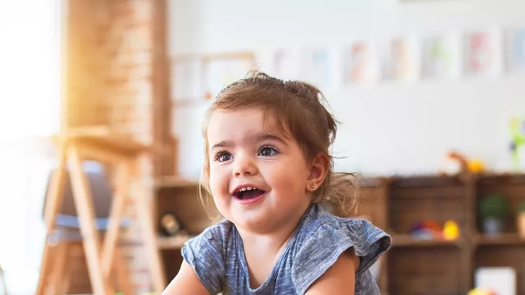 beautiful-toddler-sitting-on-the-floor-playing-with-building-blocks-picture-id1185943155