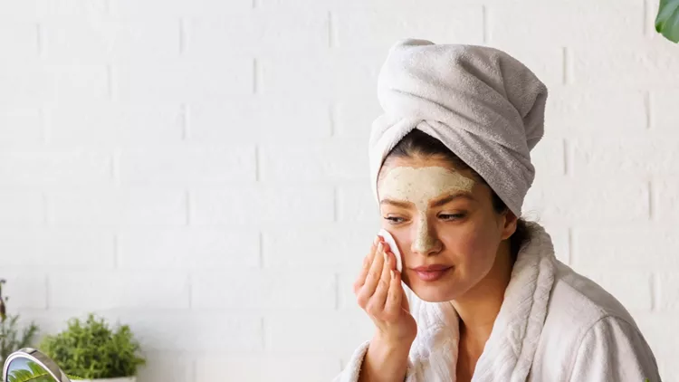 woman-at-home-having-skin-care-routine-picture-id1133861459