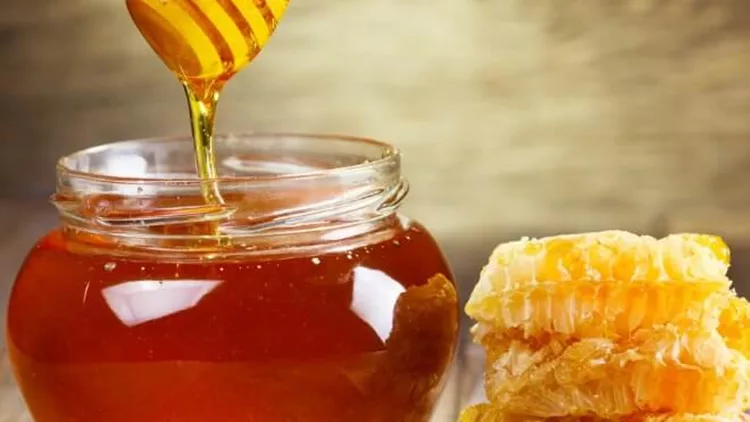 jar-of-honey-with-honeycomb-picture-id520733611
