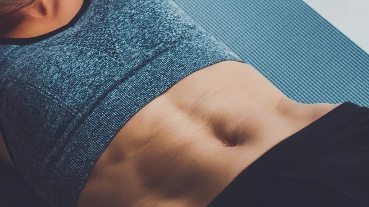 sporty-Πώς να φανούν οι κοιλιακοί-doing-exercise-in-a-gym-picture-id984976834