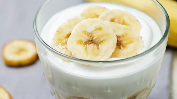 greek-yogurt-banana-parfait-picture-id650163732