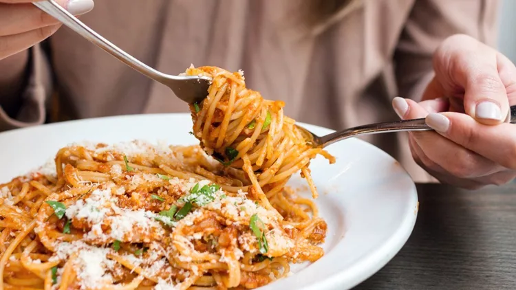 girl-eats-italian-pasta-with-tomato-meat-closeup-spaghetti-bolognese-picture-id689346606 (2)