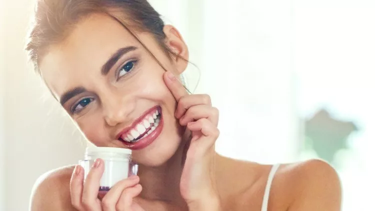 adding-some-magic-potion-to-her-skin-picture-id904479986