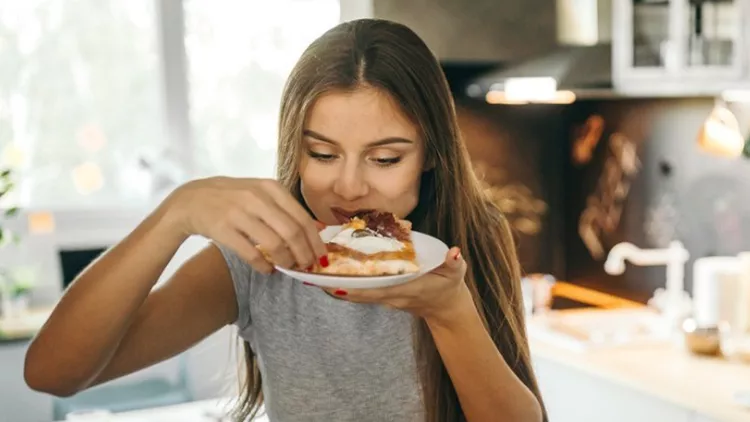 young-woman-having-lunch-at-home-picture-id1049037050