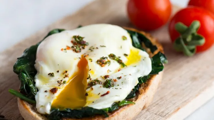 eggs-benedict-picture-id933105480