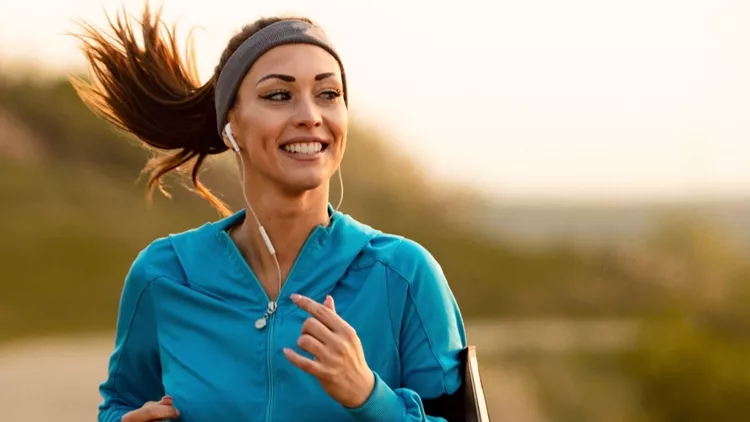 happy-female-runner-jogging-in-the-morning-in-nature-picture-id1142900322