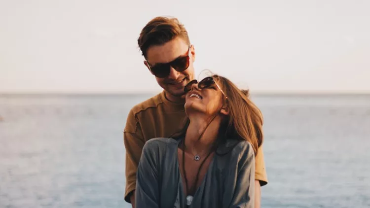 millennial-couple-enjoying-spring-picnic-by-the-beach-picture-id940674076