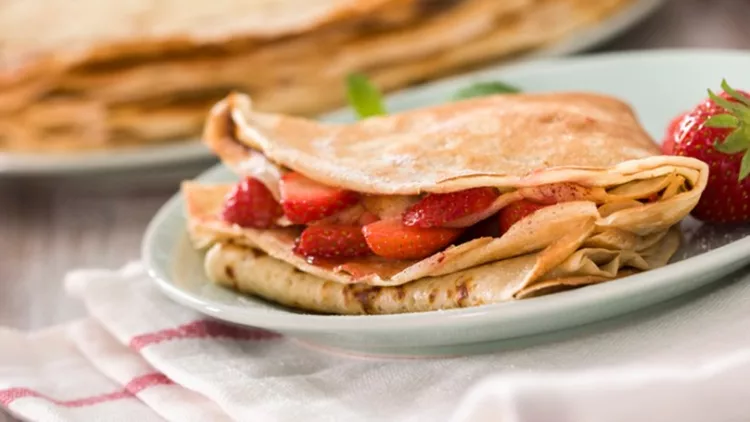 strawberry-crepes-picture-id472096881
