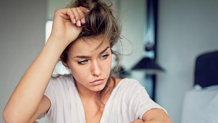beautiful-young-girl-with-relationship-difficulties-standing-sad-in-picture-id911167054