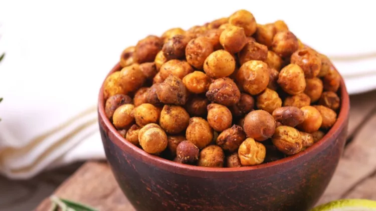 indian-cuisine-roasted-chickpeas-with-lime-and-rosemary-picture-id936322850