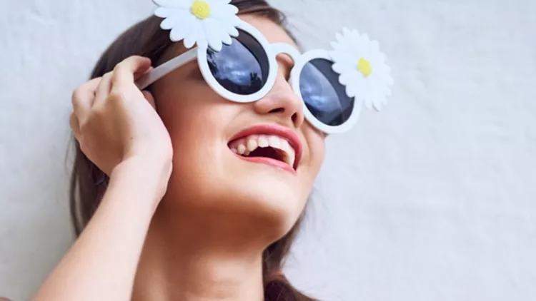 γυαλιά ηλίου γυναίκα καλοκαίρι λουλούδια