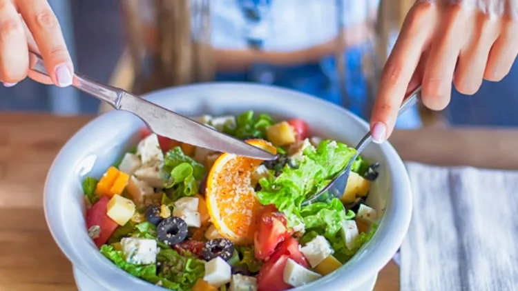 young-woman-eating-salad-for-lunch-picture-id841894526