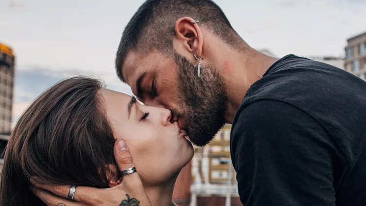 ζευγάρι φιλί σεξουαλικώς μεταδιδόμενα νοσήματα