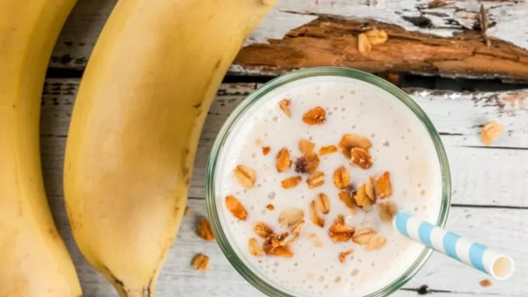 banana-milkshake-or-smoothie-picture-id637868934