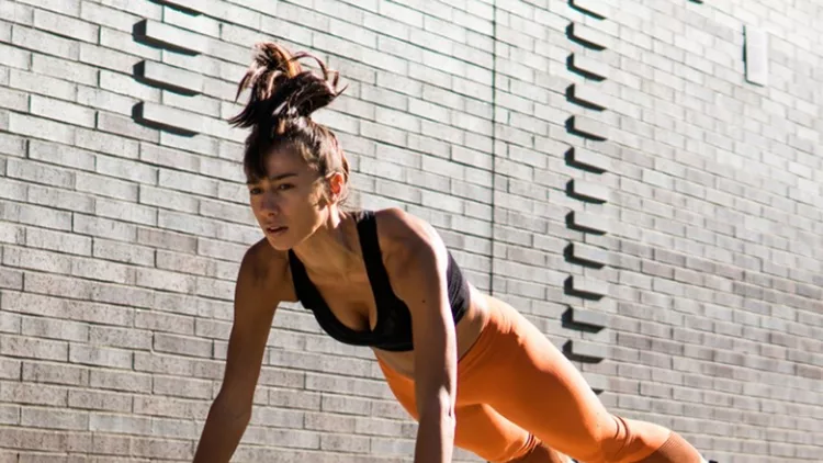 pretty-woman-doing-pushups-on-the-street-of-new-york-picture-id1077164058