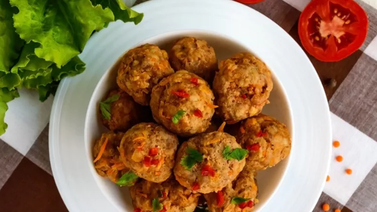 meat-balls-with-chilli-and-herbs-in-a-white-bowl-picture-id622440152