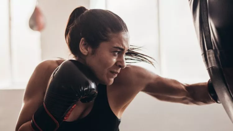 female-boxer-training-inside-a-boxing-ring-picture-id903737446