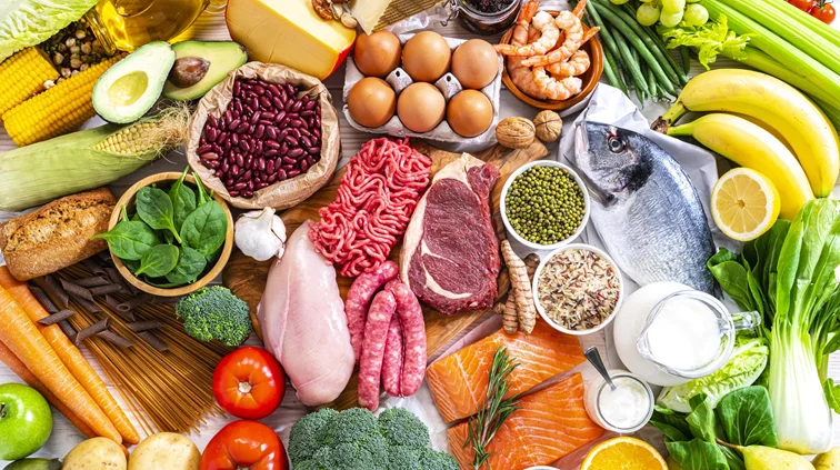 "Τρώμε ξανά αληθινό φαγητό": Οι Αμερικανοί αλλάζουν ριζικά τη διατροφική πυραμίδα - στο επίκεντρο η πρωτεΐνη και το κρέας