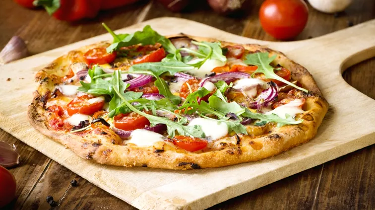 Τέσσερις συμβουλές για να μετατρέψεις μια πίτσα σε υγιεινό γεύμα
