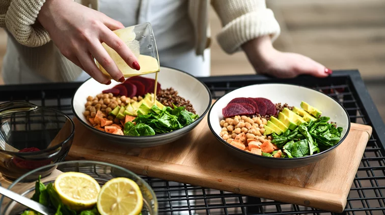 Έλλειμμα θερμίδων: Τι είναι και πώς να το πετύχεις με υγιεινό τρόπο