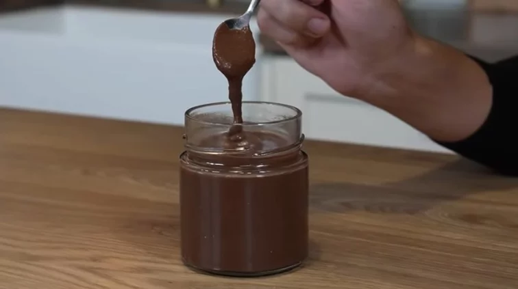 Λαχταριστή σπιτική πραλίνα φουντουκιού χωρίς ζάχαρη - μόνο 4 υλικά