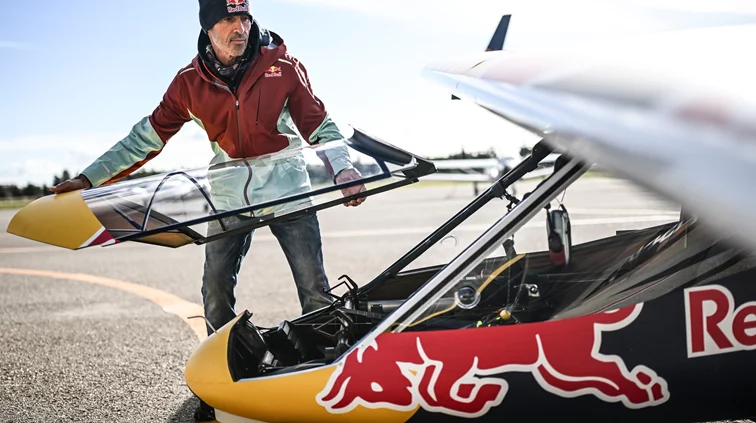 Απίστευτο: 9 ποδηλάτες της Red Bull–BORA–hansgrohe απογείωσαν ανεμόπτερο στη Μαγιόρκα μόνο με τα πόδια τους