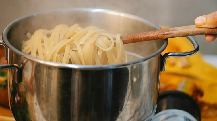 Το "γιαγιαδίστικο" hack που καθαρίζει καμένες κατσαρόλες με 2 υλικά