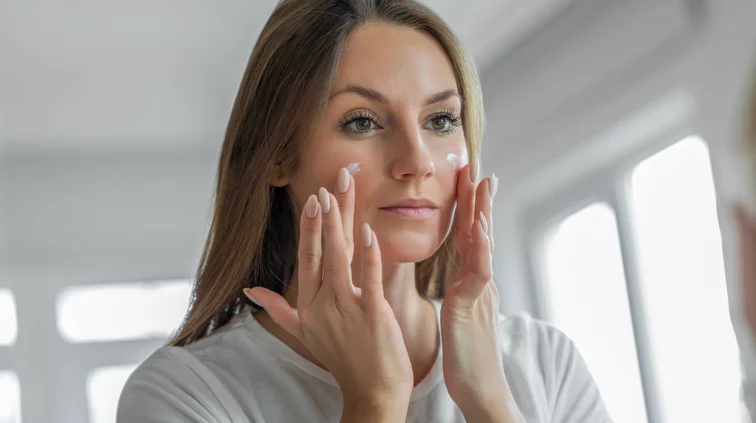 Αντιρυτιδική κρέμα νυκτός: Οι top επιλογές από φαρμακείο για λεία επιδερμίδα