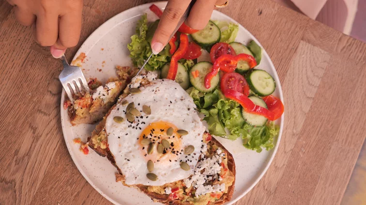 7 λάθη στο πρωινό που βλάπτουν το έντερο, σύμφωνα με γαστρεντερολόγο