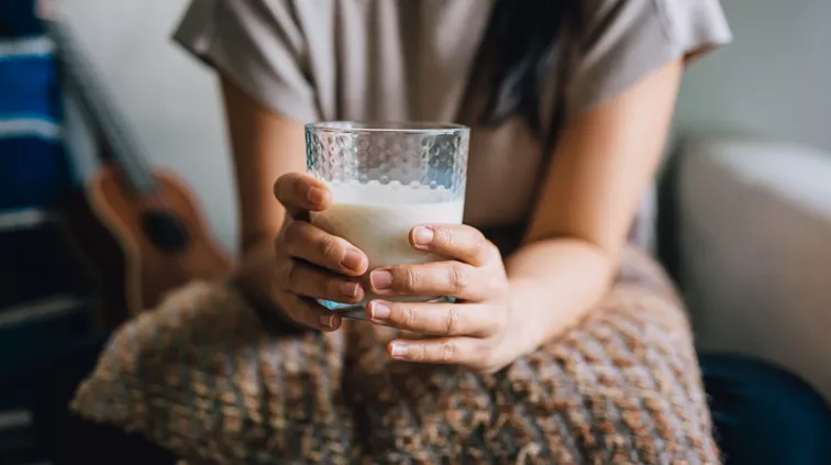 Τι κερδίζεις πίνοντας γάλα, σύμφωνα με διατροφολόγους – και ποιο υπερέχει