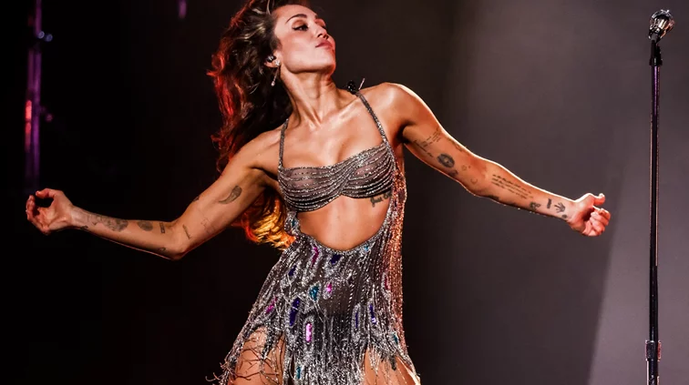 Το νέο trend δεν είναι η δίαιτα, αλλά οι μύες: Γιατί η μόδα αγαπά ξανά τα γυμνασμένα σώματα;