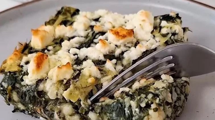 Σπανακοτραχανόπιτα: Η πιο εύκολη πίτα για όσους βαρέθηκαν τον τραχανά σε σούπα