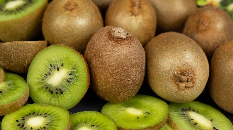 Αυτό είναι το πιο θρεπτικό μέρος του ακτινιδίου – και σχεδόν κανείς δεν το τρώει