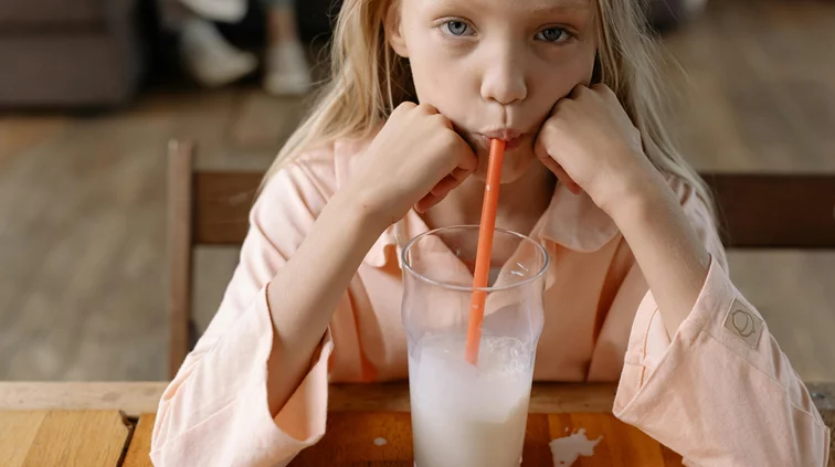 Χαμηλών λιπαρών ή όχι; Ποιο γάλα είναι τελικά καλύτερο για τα παιδιά;