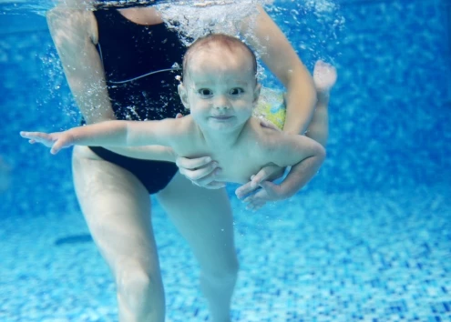 5 λόγοι που με έπεισαν να γράψω το παιδί μου στο κολυμβητήριο - εικόνα 2