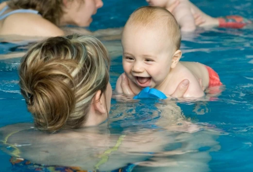 5 λόγοι που με έπεισαν να γράψω το παιδί μου στο κολυμβητήριο - εικόνα 1