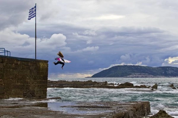 Pro surfing στην Ελλάδα με την Caroline Marks και τον Νικόλα Πλυτά - εικόνα 1