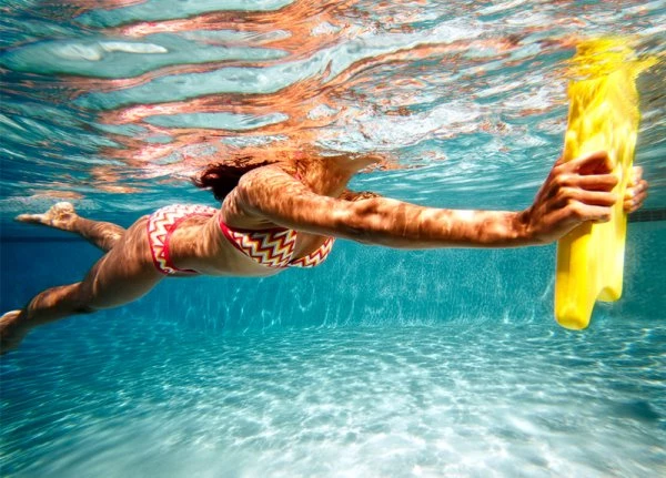 Ασκήσεις στο νερό για δυνατά χέρια, σφιχτούς κοιλιακούς και σμιλεμένους γλουτούς για τη θάλασσα και την πισίνα - εικόνα 6