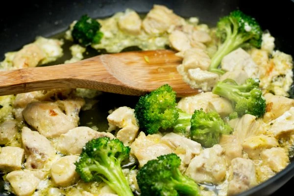 10 συνταγές με κοτόπουλο για εύκολο γεύμα με άπαχη πρωτεΐνη (στο φούρνο, σε γάστρα, σαλάτα, τορτίγια, σούπα, ακόμα και ομελέτα) - εικόνα 4