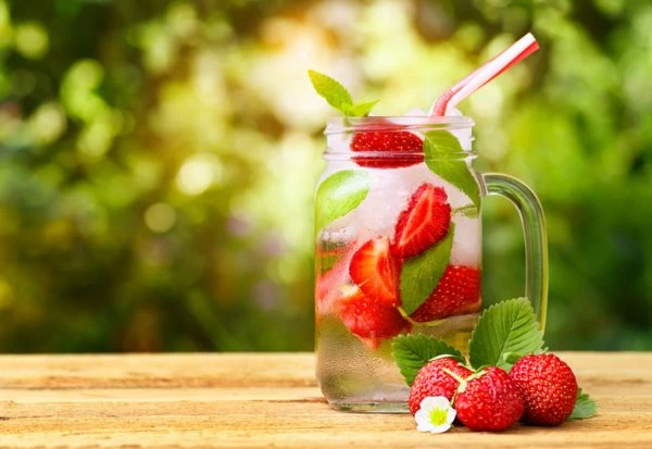 Νερό με φράουλα για αποτοξίνωση