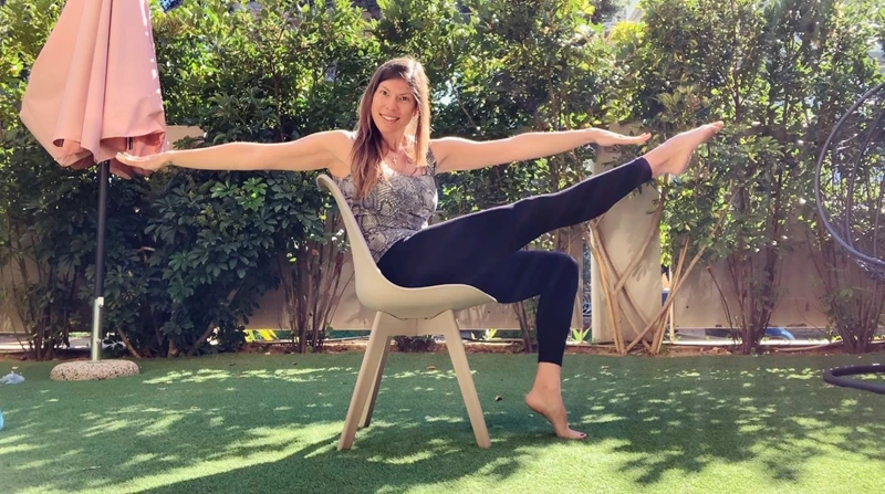 Ασκήσεις για όλο το σώμα με μία καρέκλα από την Χριστίνα Μαυρίδου - εικόνα 1