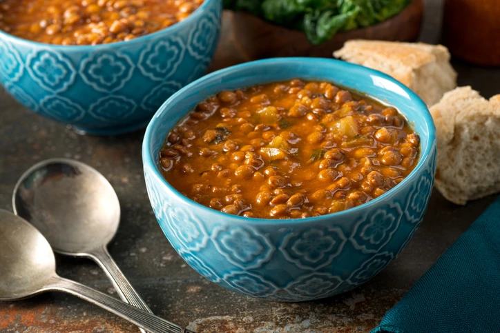 Σούπα τσίλι και φακές με κάρυ: 2 συνταγές για πυροδότηση του μεταβολισμού - εικόνα 1