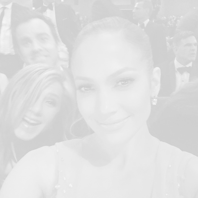 Ακόμα και η Jennifer Aniston με τον Justin Theroux ενθουσιάστηκαν με το selfie της τραγουδίστριας που είπαν να κάνουν photobombing.