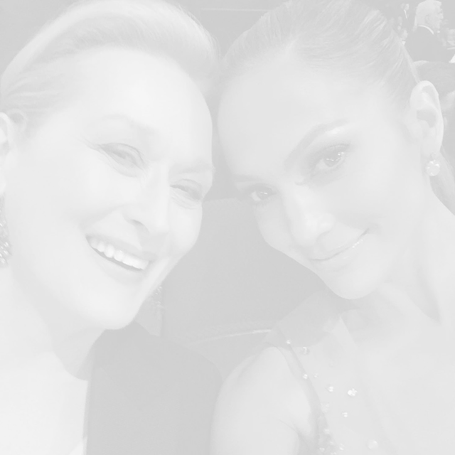 Σε ένα ευδιάθετο selfie, αυτή τη φορά με τη Meryl Streep.