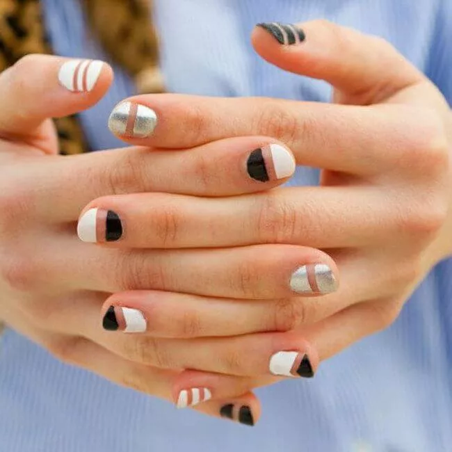 Ένα ασπρόμαυρο negative space manicure