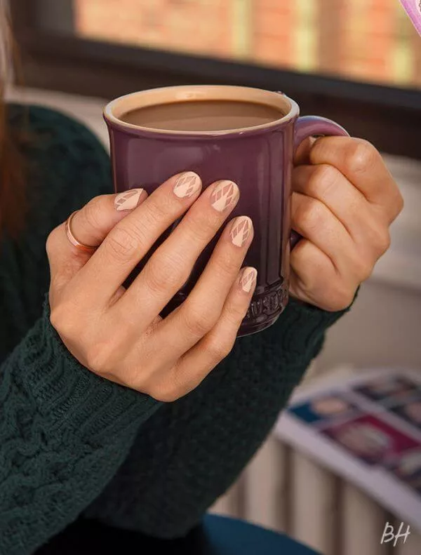 Το negative space manicure